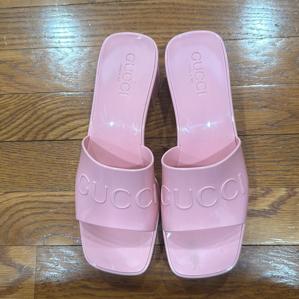Gucci rubber sandals size 6